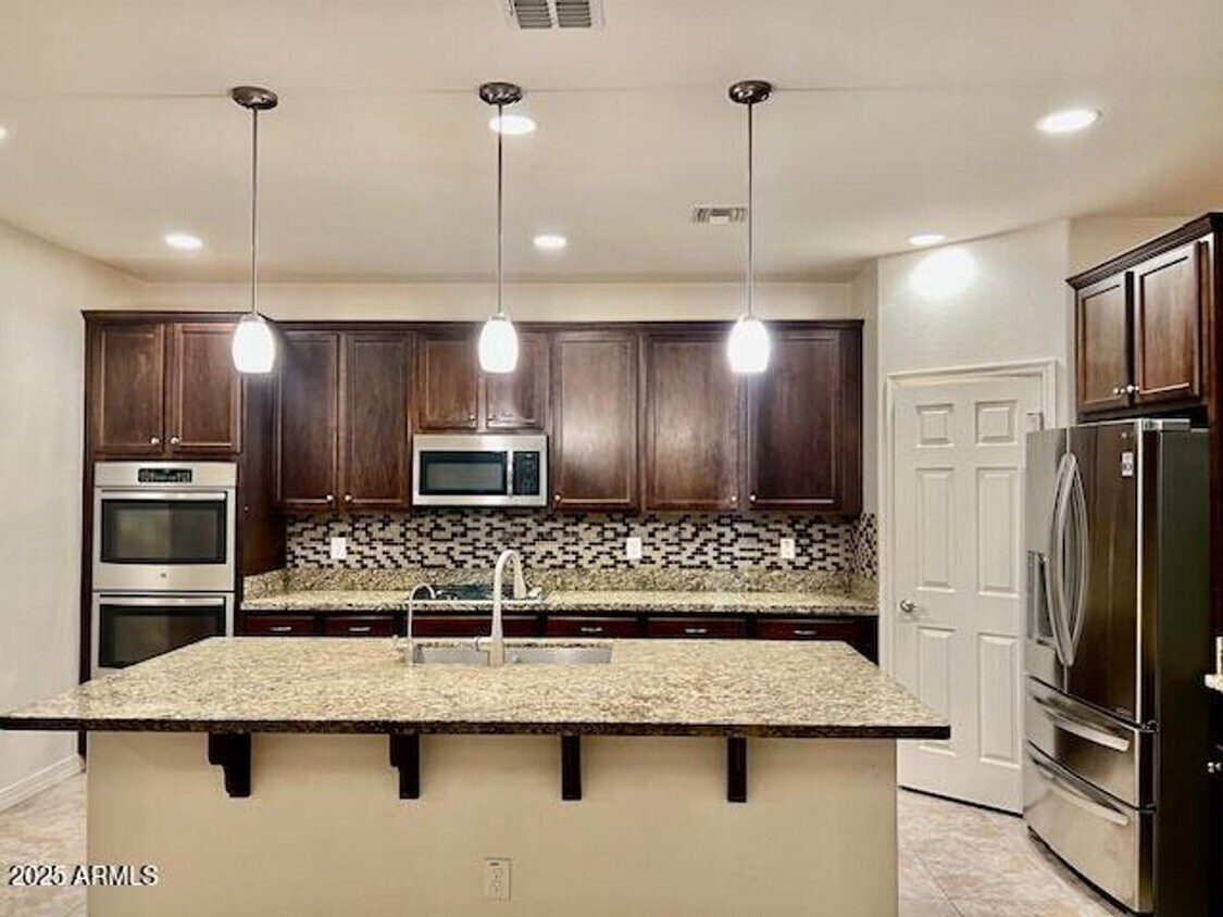 Primary Photo - Gorgeous 4 bed 3.5 bath with Pool/Spa and ...