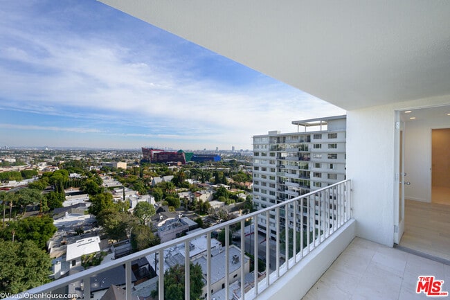 Building Photo - 838 N Doheny Dr