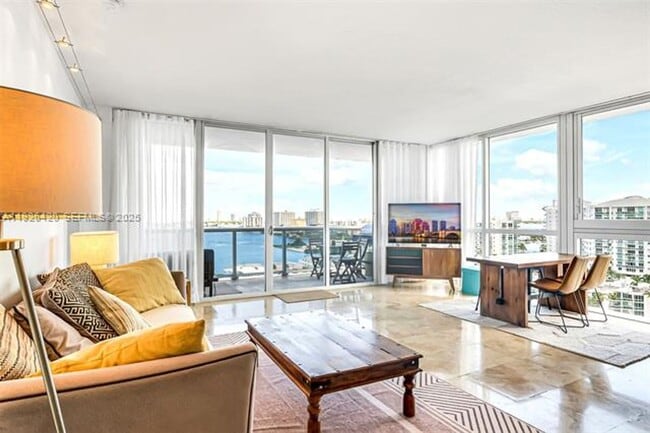 Foto del edificio - 7929 West Dr