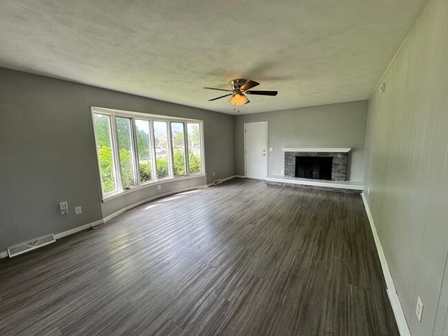 Building Photo - 1359 W 53rd St