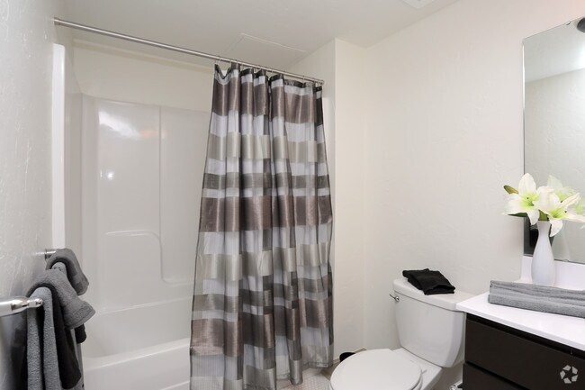 Cuarto de baño del estudio - The Page Woodson Apartments
