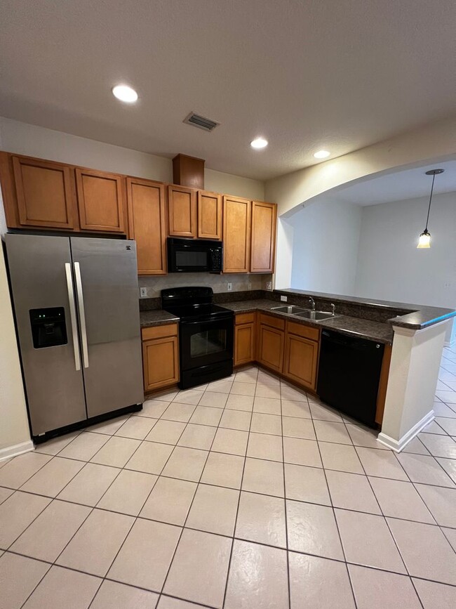 Building Photo - 2 Bedroom 2.5 bath town home in Bartram!