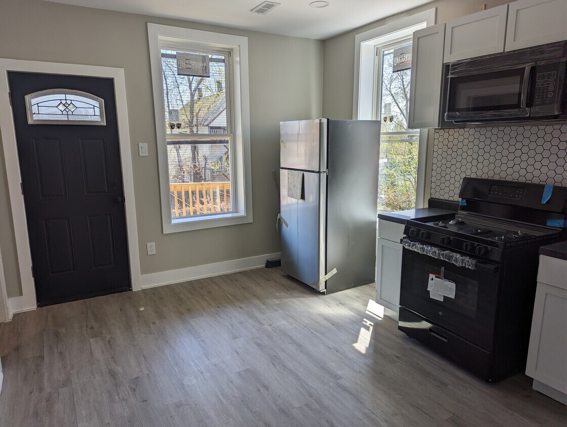 Foto principal - 8723 S Buffalo Ave