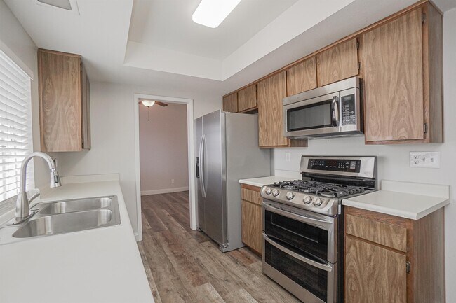 Building Photo - 5625 Alcott Ave