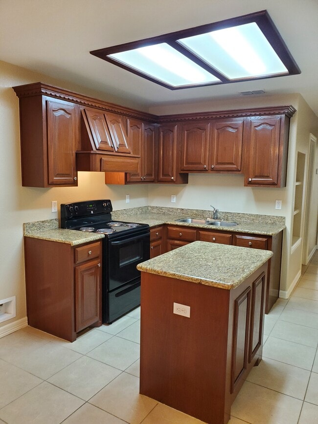 Building Photo - 1813 Treasure Oaks Dr