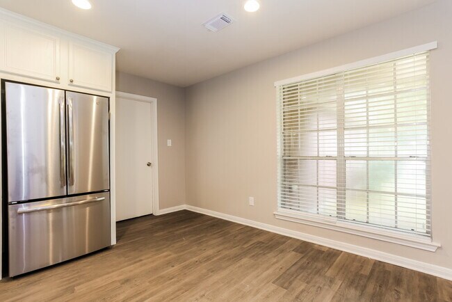 Foto del edificio - 8022 Bunting Ct