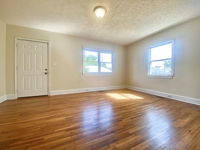Building Photo - 118 E Edgewood Dr