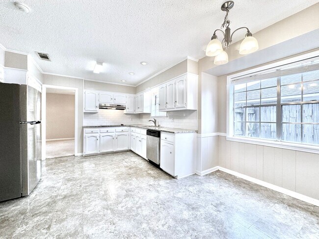 Foto del edificio - Beautiful Sherwood Oaks 3BR/2BA Home With Patio, Carport & Security Features!