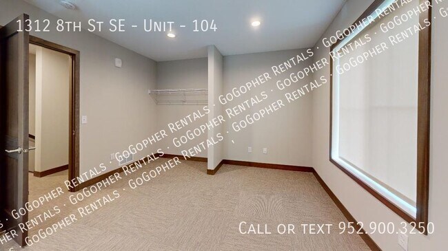 Building Photo - 6 Bedroom Dinkytown Townhome Available 9/1!