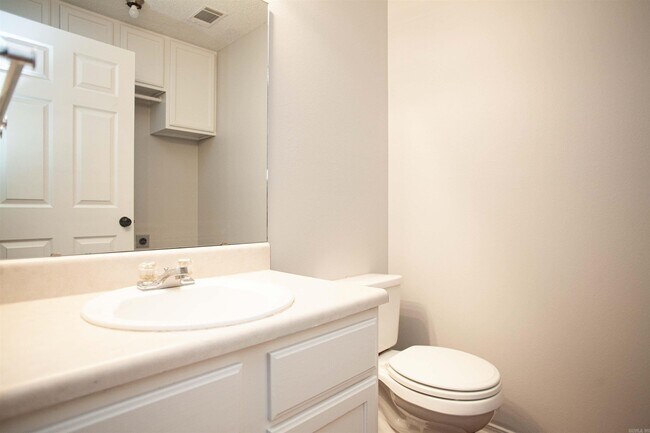 Foto del edificio - 2209 Lakeshore Dr