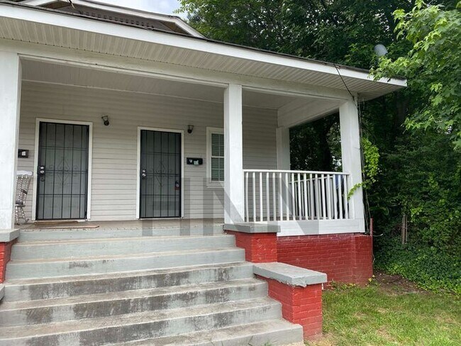 Building Photo - Freshly renovated 2/1 on the West End!