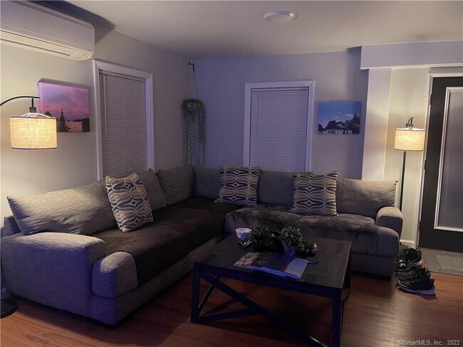 Foto del edificio - 66 Strong St Ext