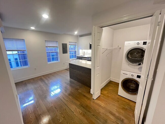Foto del edificio - No Security Deposit, In-Unit Washer and Dryer, Heat, Hot Water Included
