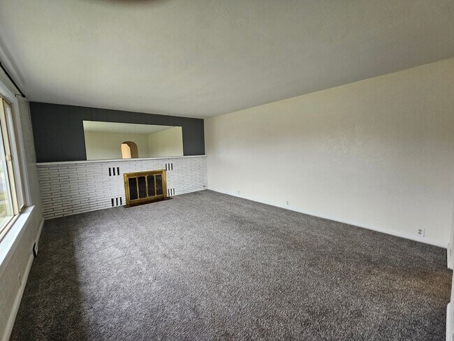 Foto del edificio - Beautiful Four Bedroom House with Dogs Considered *Move-in Bonus: First Month's Prorated Rent Free*