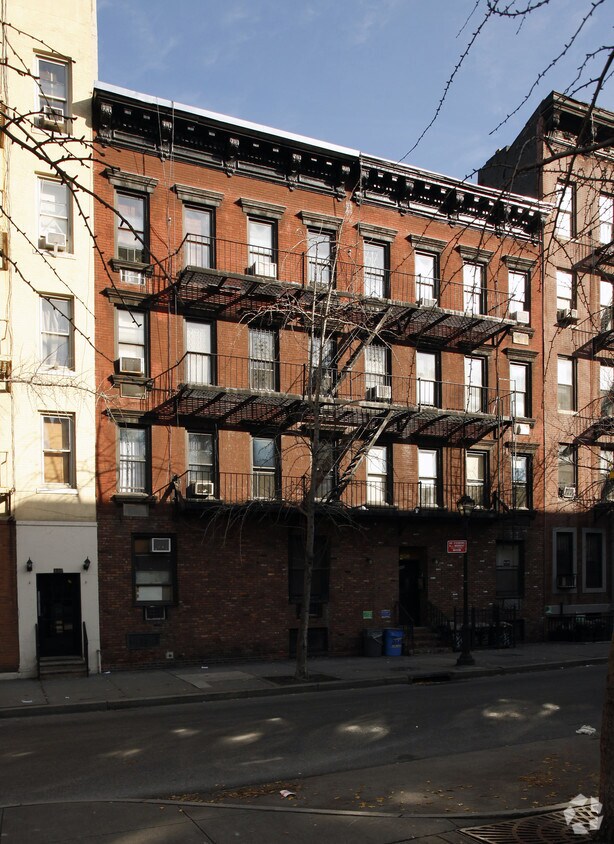Building Photo - 445 W 46th St