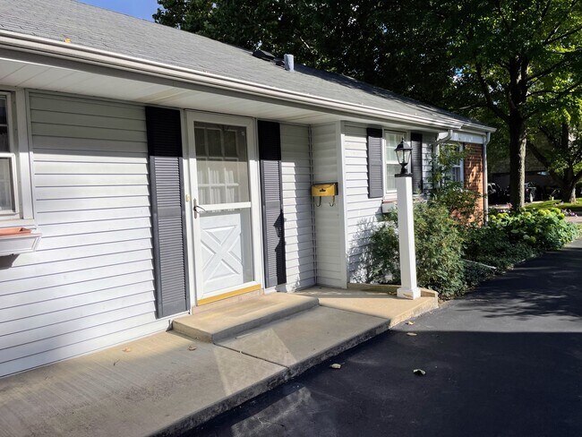 Foto del edificio - 2546 Laurel Ln