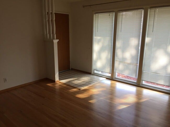 Foto del edificio - 4297 McKinnon Dr