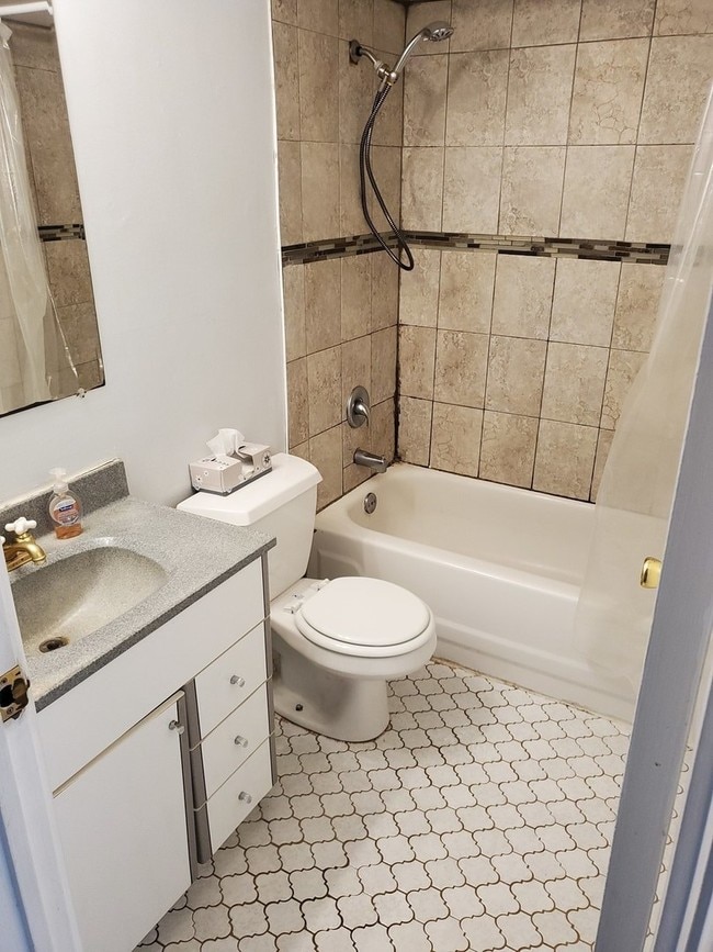 Building Photo - 9405 Bay Colony Dr