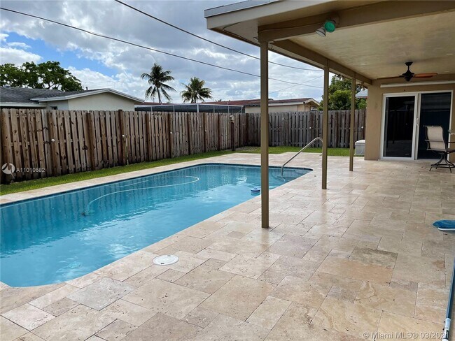 Building Photo - 8420 Sunset Strip