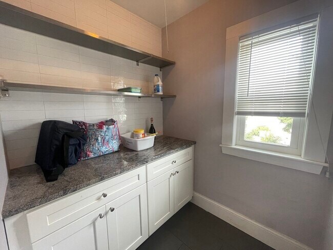 Building Photo - 648 Adams St