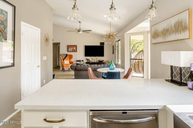 Foto del edificio - 6533 E Grandview Dr