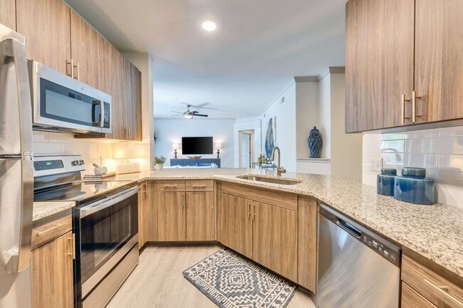 Las cocinas bellamente remodeladas cuentan con electrodomésticos de acero inoxidable. - Ridgeview