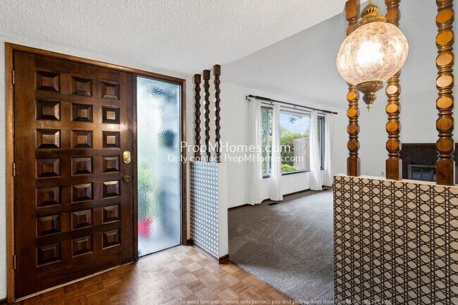 Foto del edificio - Spacious Elegance: A Four-Bedroom Retreat in the Heart of Palisades!