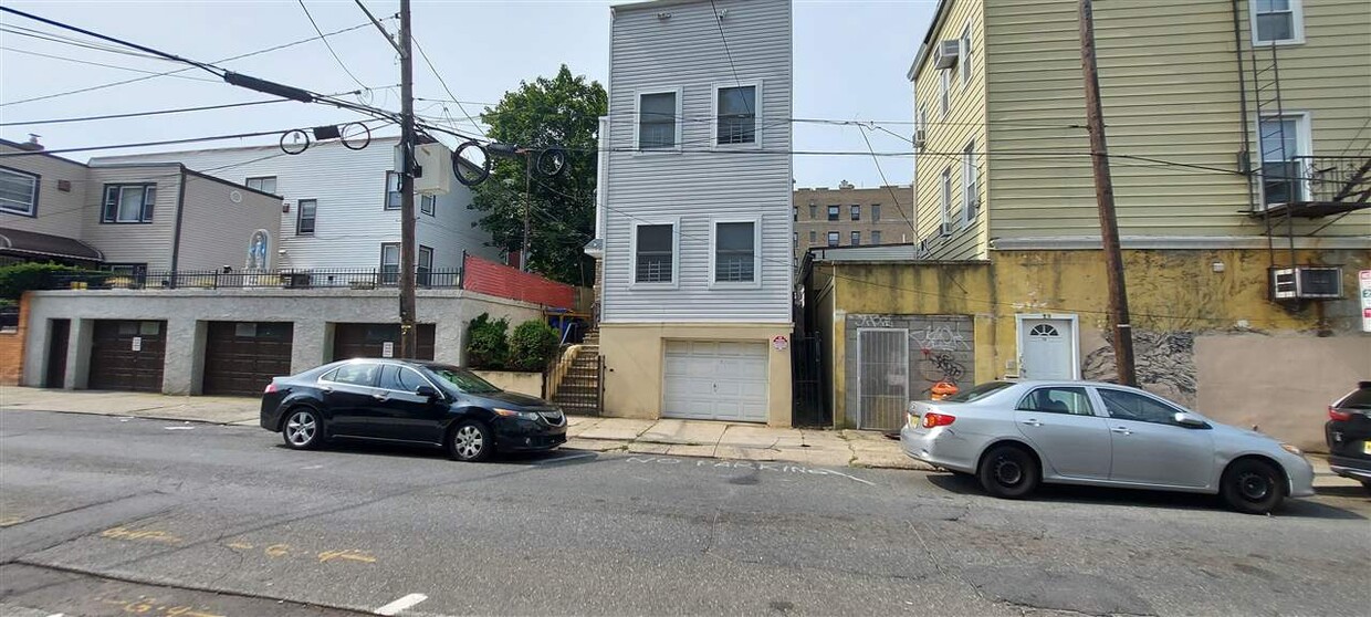 9 Stuyvesant Ave, Jersey City, NJ 07306 Condo for Rent in Jersey City