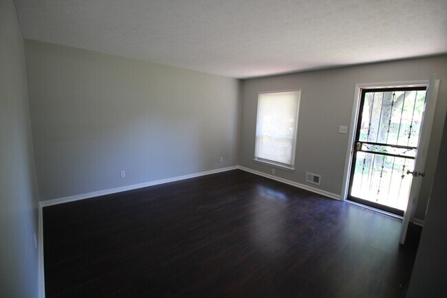 Foto del edificio - 5408 Rayburn Rd