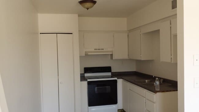 Building Photo - 2BR/1BA Garden Apartment $1200 Osborn/66th...