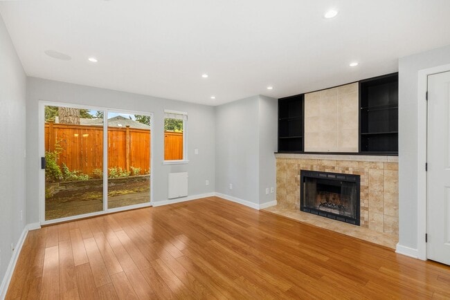 Building Photo - 2 Bedroom 2.5 Bath Townhouse Kirkland *Move in special!