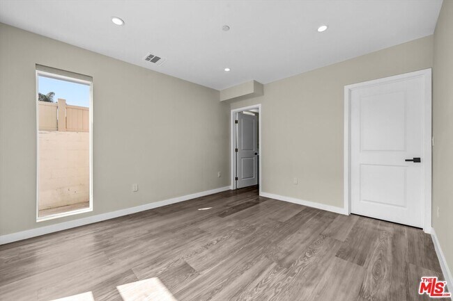 Foto del edificio - 1305 N Sycamore Ave