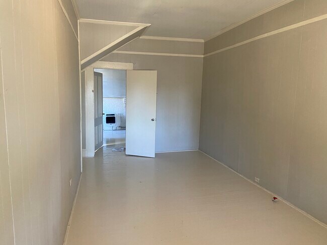 amplia sala de estar - 535 N 8th Ave