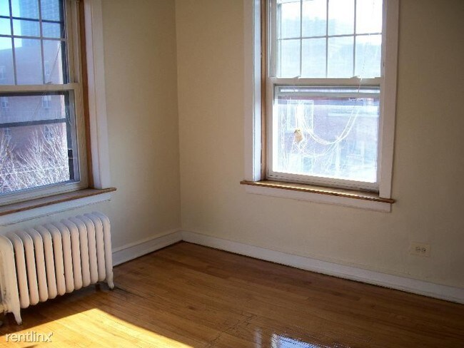 Building Photo - 1052 W Thorndale Ave