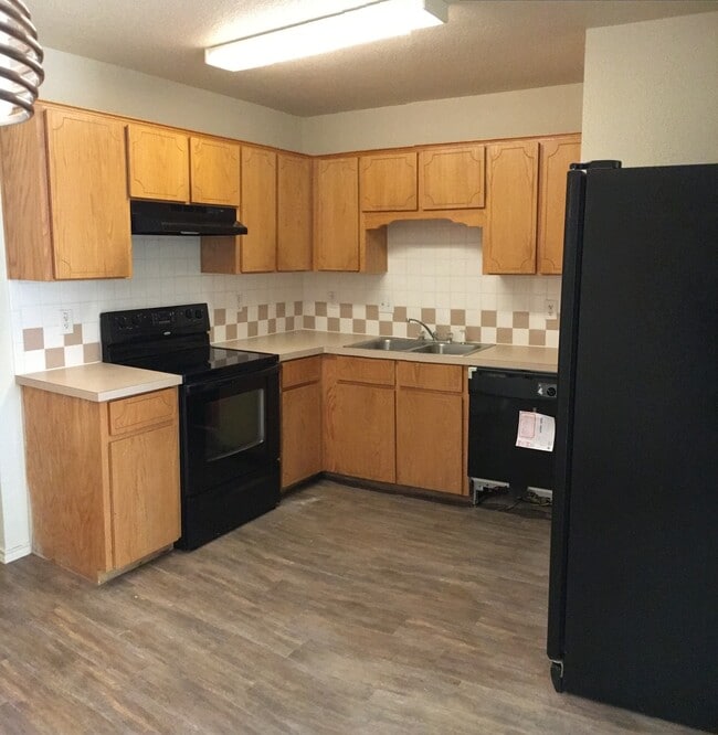 Building Photo - 2 BEDROOM TOWNHOUSE FOR RENT!