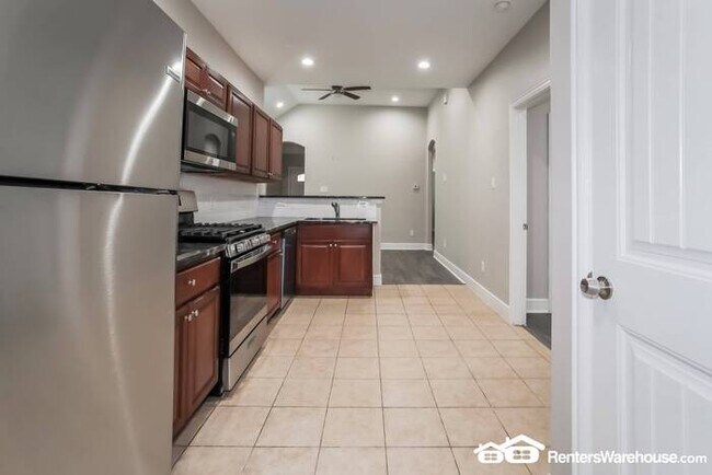Building Photo - Newly renovated spacious 4 bed/2 bath with...