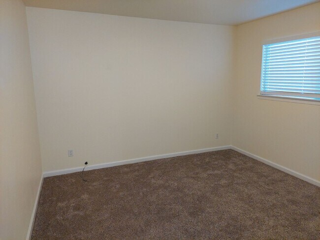 Building Photo - 2 Bedroom duplex with one car garage