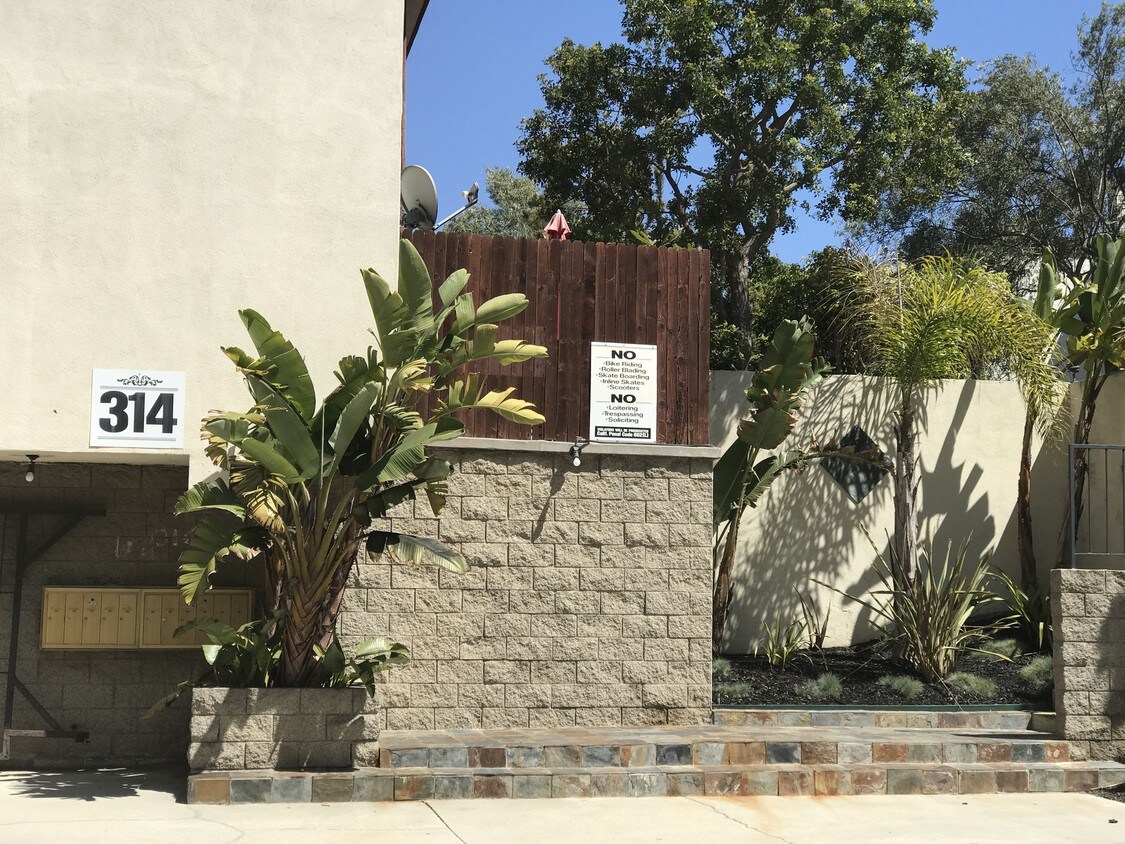 Oceanaire Townhomes Apartments in Redondo Beach, CA