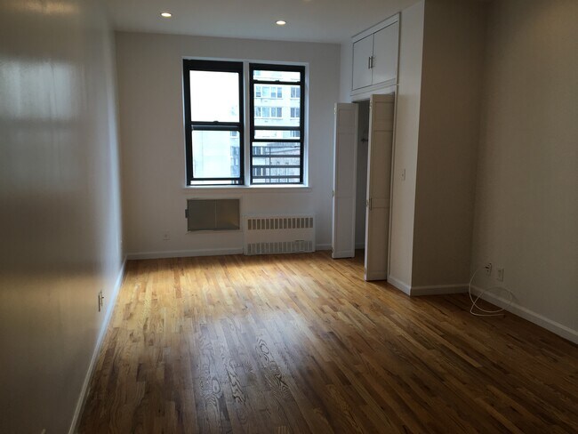 Building Photo - 307 E 76th St