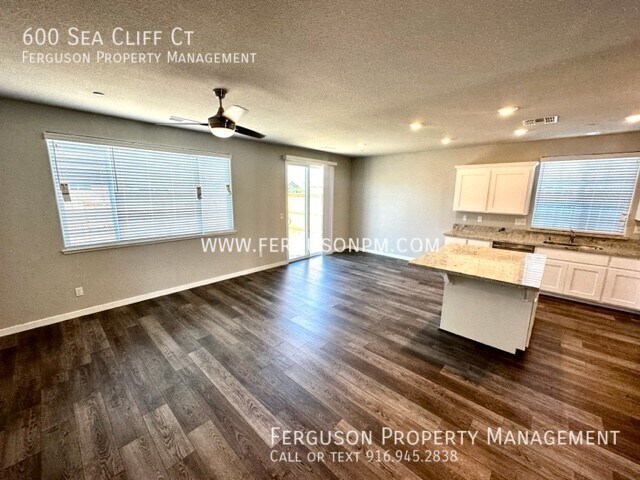 Foto del edificio - Brand New Three Bedroom Solar Home in West...