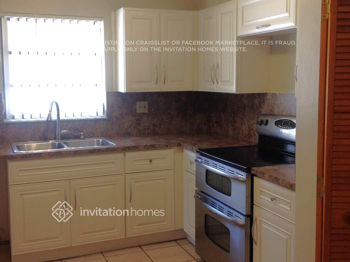 Building Photo - 15620 SW 57th St