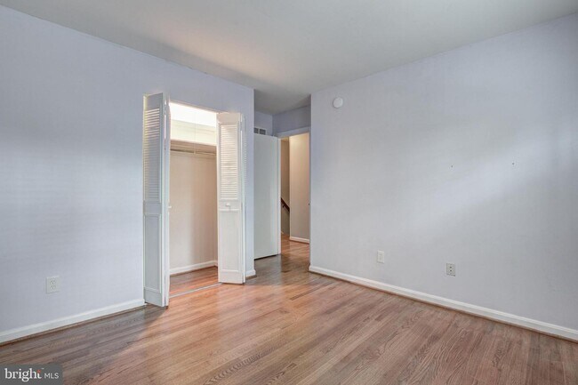Building Photo - 8125 Saxony Dr