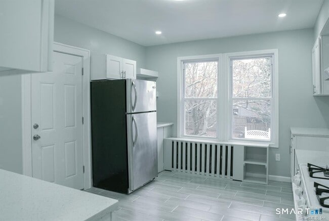 Building Photo - 23 Lake St