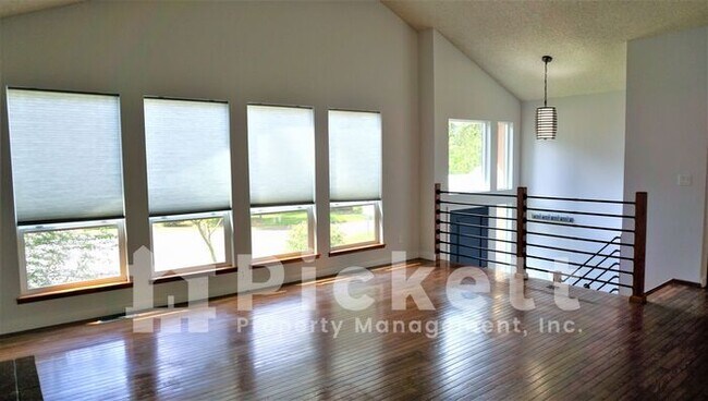 Building Photo - 4 Bedroom House With Perfect Location to C...