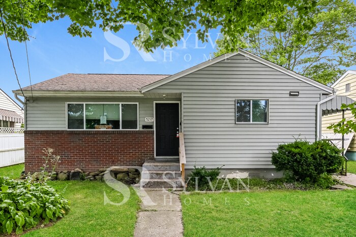 Foto principal - Fall in love with this 3 BR, 1 BA home