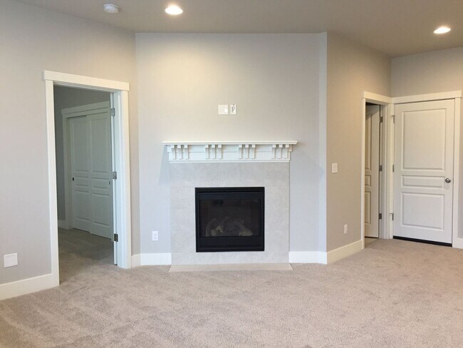 Building Photo - 5807 NE Pohlman Dr