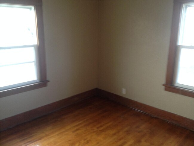 Foto del edificio - 1045 E 10th St