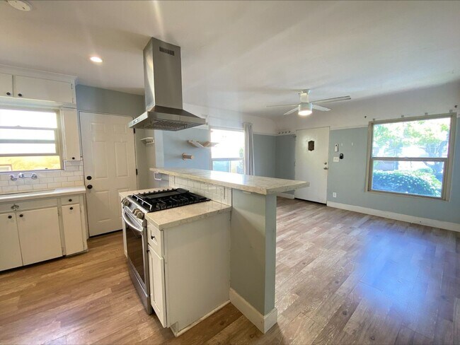 Foto del edificio - Charming 1 Bedroom North Park Apartment! Assigned Garage! Patio! In Unit Wash/Dryer!