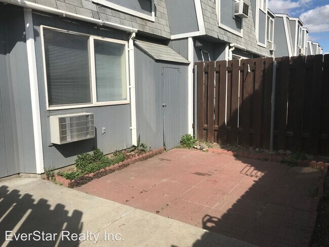 Building Photo - 3 br, 2.5 bath House - 400 S. Morain #7