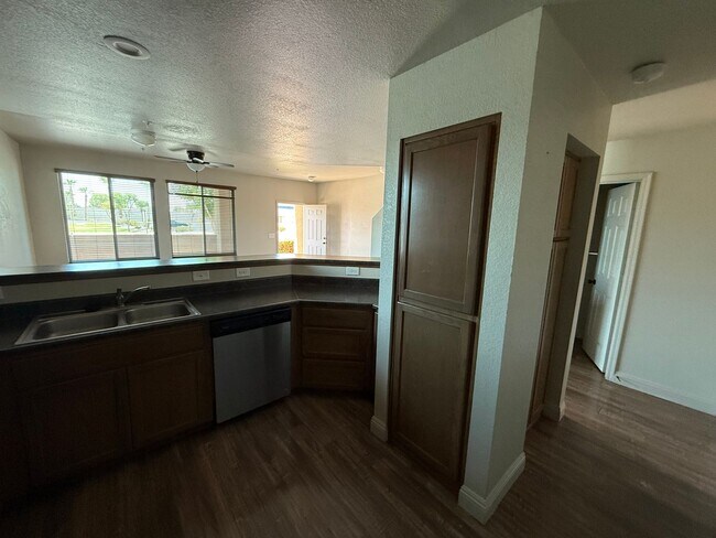 Foto del edificio - Upgraded Eldorado Condo - End Unit